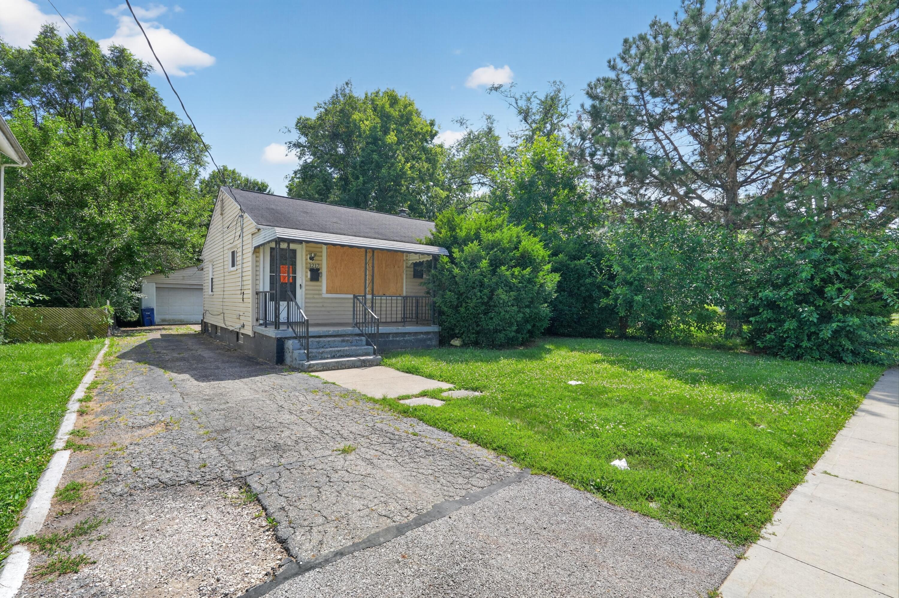 1217 Smith Road Columbus, OH 43207 - Photo 4 of 16 13_1217_Smith_Rd-Exterior-rd-1