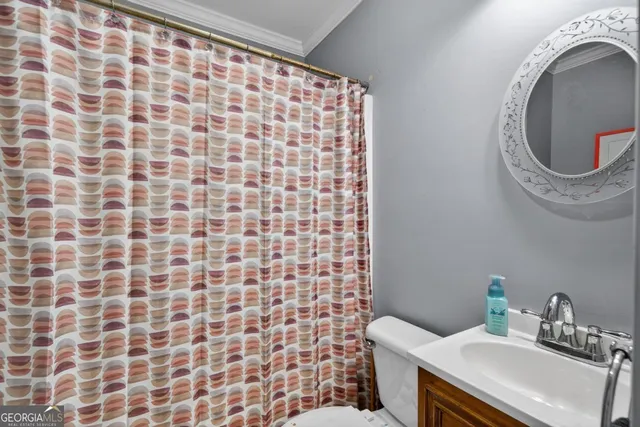 a view of a house with backyard and garden