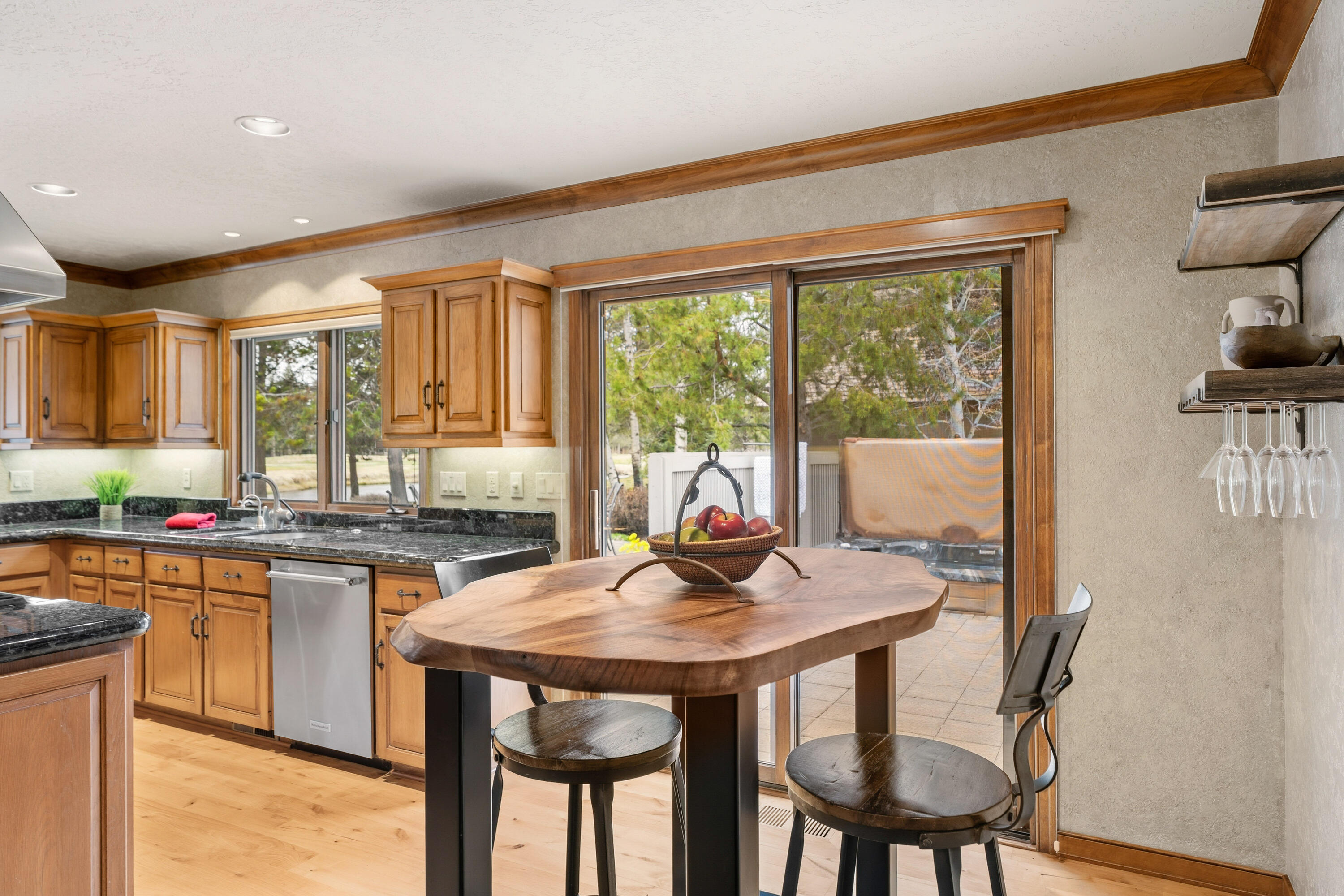 17995 North Course Lane, Unit 8 Sunriver, OR 97707 - Photo 21 of 44 eat in kitchen