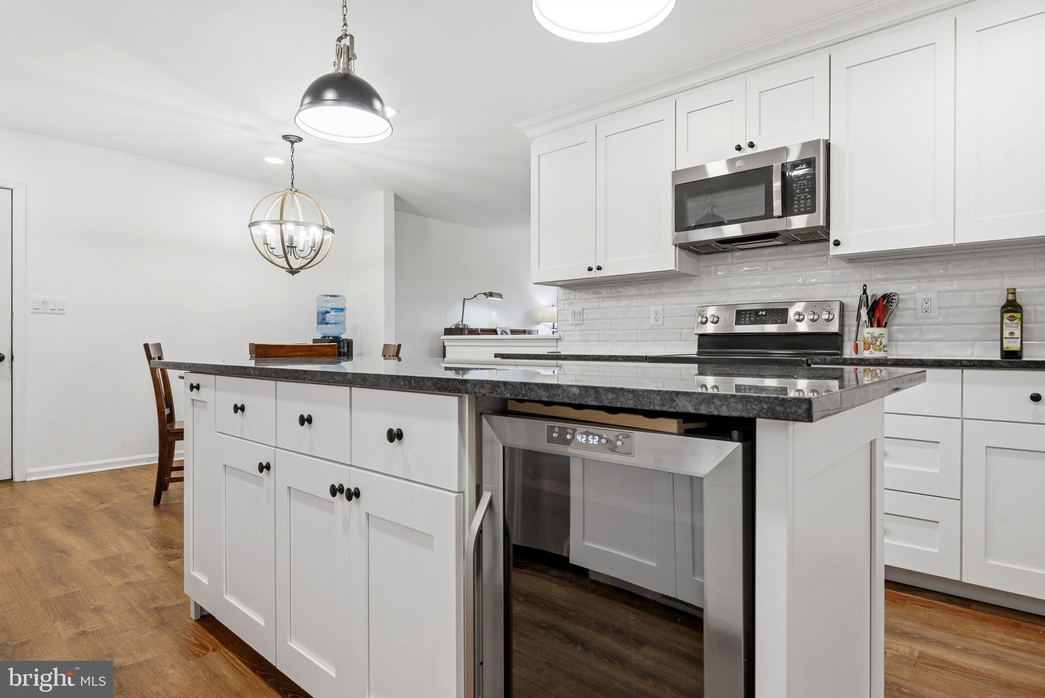 1970 Lowery Road Huntingtown, MD 20639 - Photo 17 of 46 Island with a wine fridge!