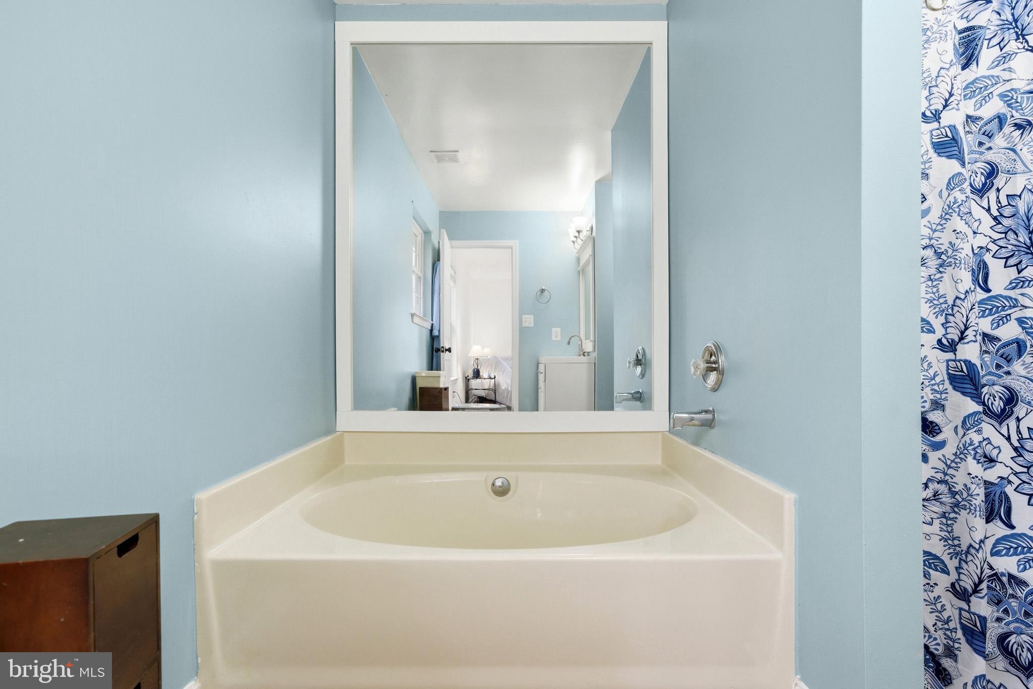 1970 Lowery Road Huntingtown, MD 20639 - Photo 26 of 46 Nice soaking tub.