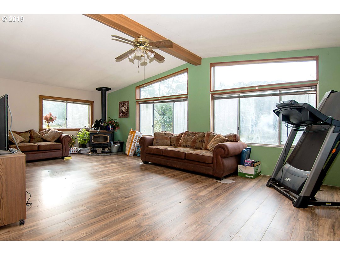 338 Raleigh Drive Winston, OR 97496 - Photo 3 of 17