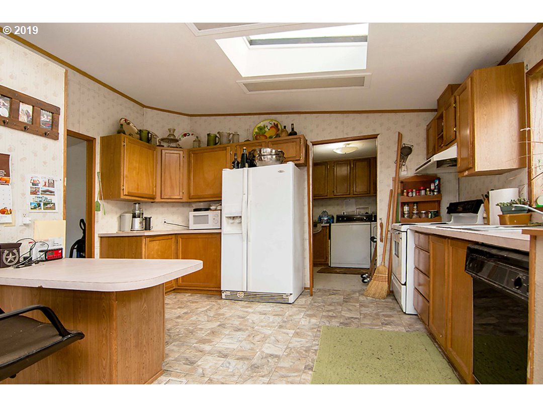 338 Raleigh Drive Winston, OR 97496 - Photo 4 of 17