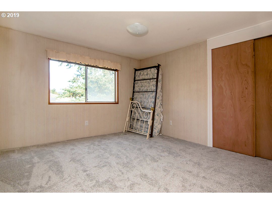 338 Raleigh Drive Winston, OR 97496 - Photo 8 of 17