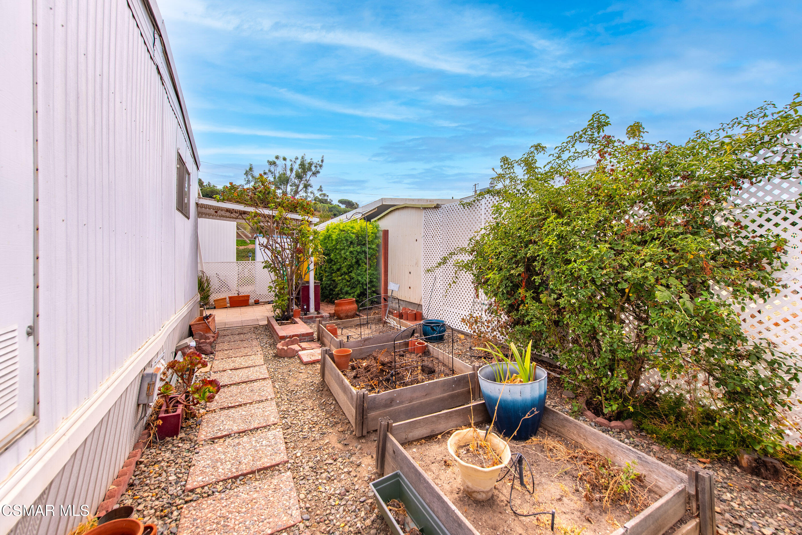 195 Tierra Rejada Road, Unit 178 Simi Valley, CA 93065 - Photo 27 of 49 a table with chairs and a potted plant