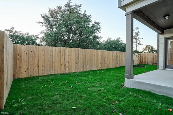a view of a back yard
