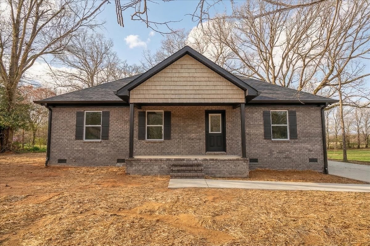 3987 Buffalo Road Summertown, TN 38483 - Photo 2 of 26 a front view of a house with a yard