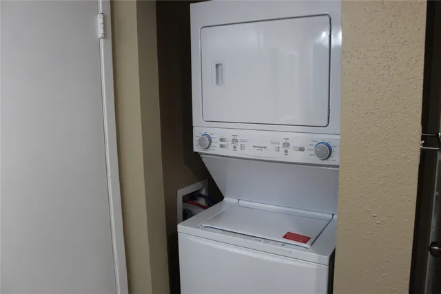 a close up view of a washer and dryer