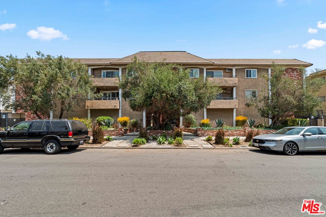 2320 South Bentley Avenue, Unit 207 Los Angeles, CA 90064 - Photo 3 of 25