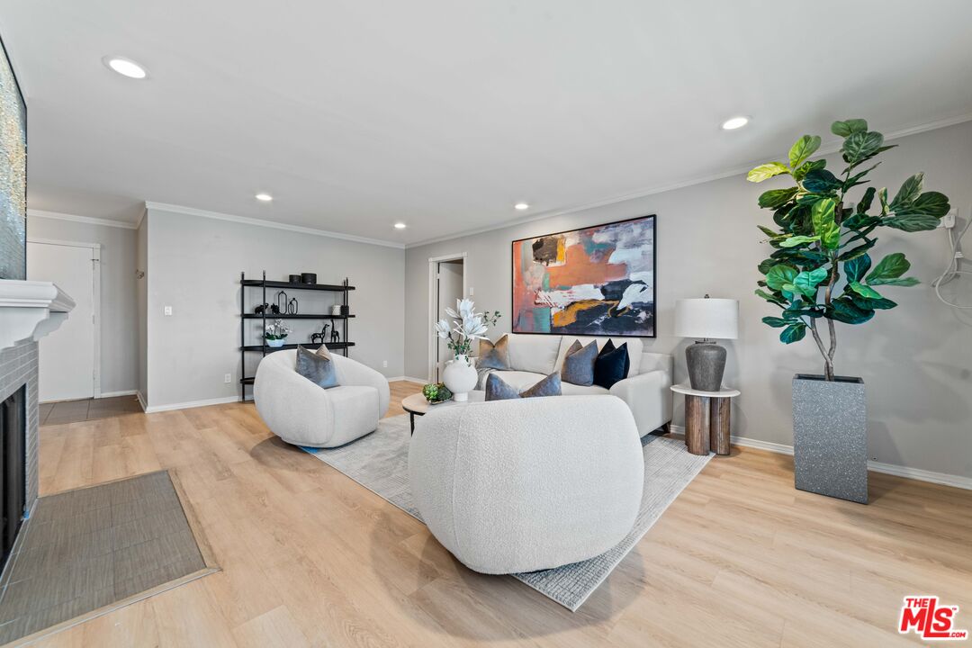 2320 South Bentley Avenue, Unit 207 Los Angeles, CA 90064 - Photo 4 of 25