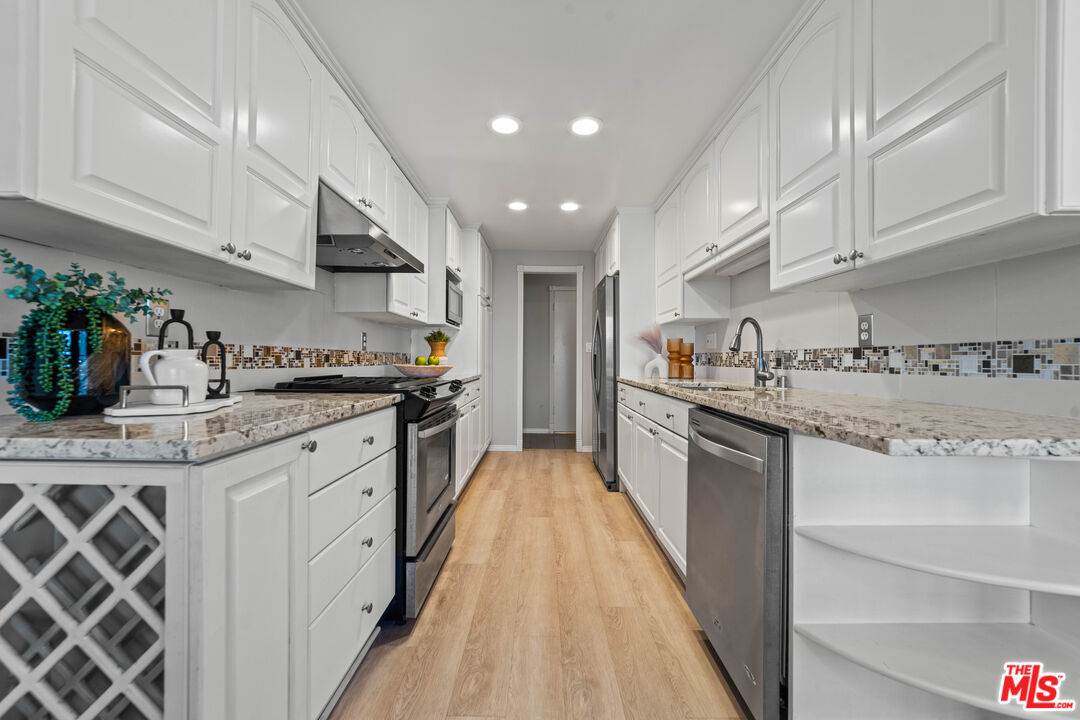 2320 South Bentley Avenue, Unit 207 Los Angeles, CA 90064 - Photo 7 of 25