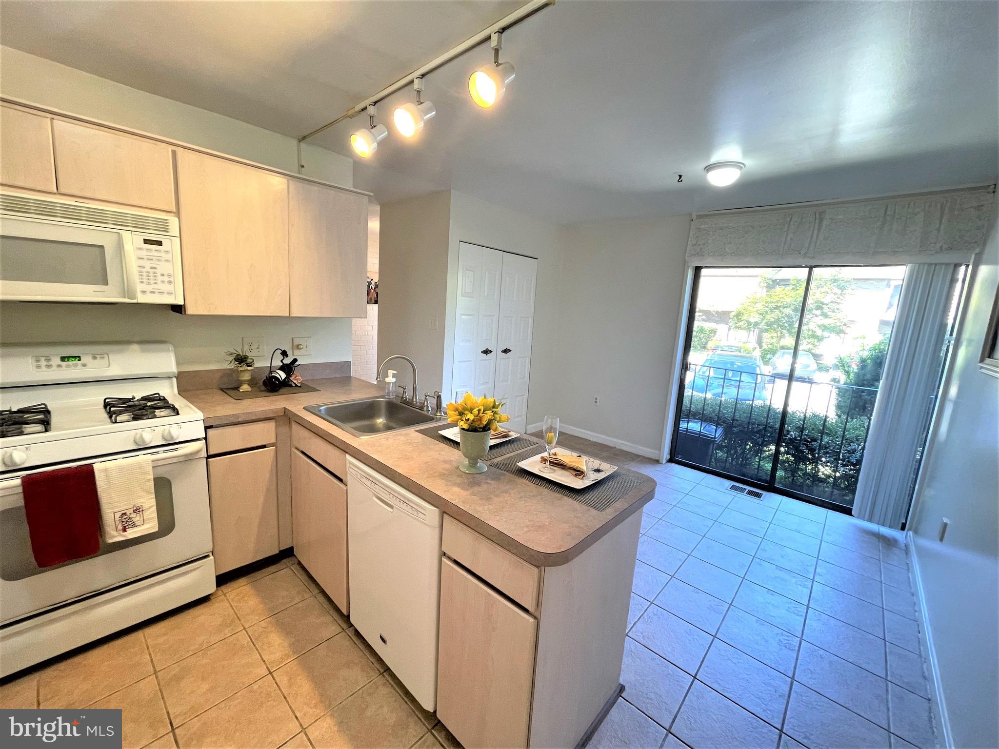 8072 Inverness Ridge Road Potomac, MD 20854 - Photo 17 of 38 Kitchen with breakfast tablespace