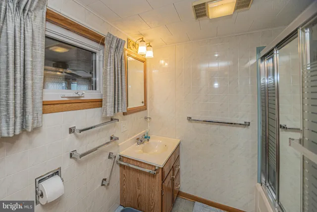 a view of empty room with window and ceiling fan