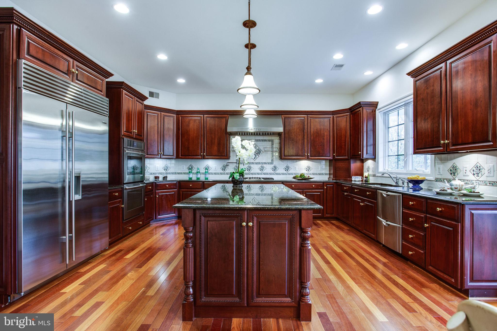 10301 Dunfries Road Vienna, VA 22181 - Photo 25 of 106 Gourmet Kitchen