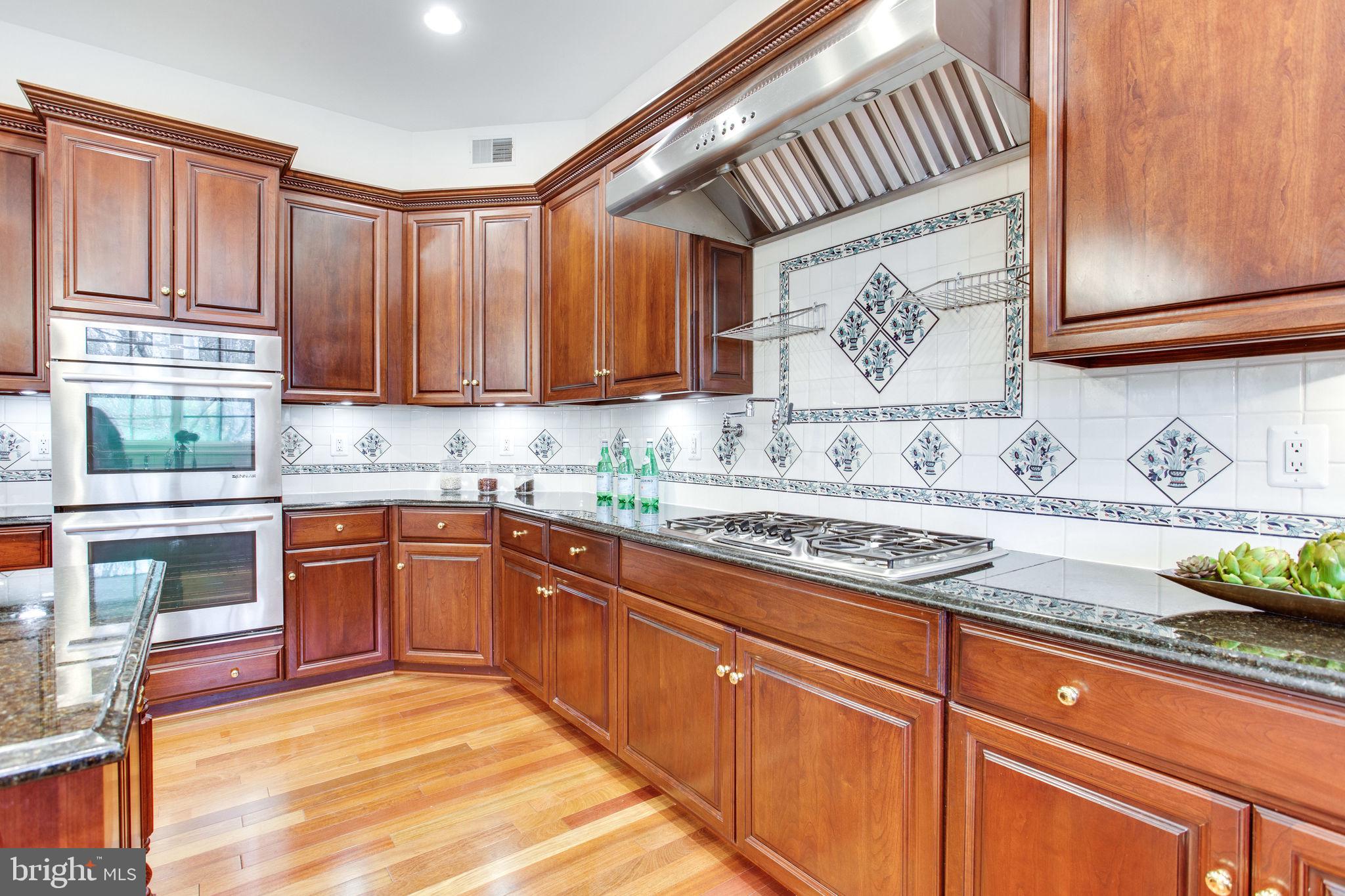 10301 Dunfries Road Vienna, VA 22181 - Photo 28 of 106 Gourmet Kitchen