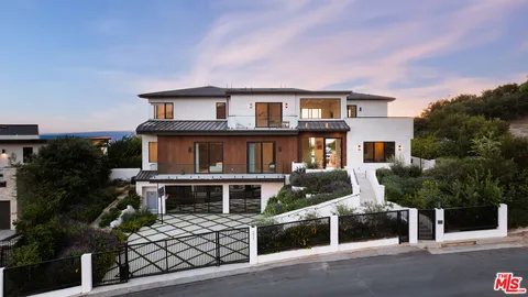 $11,000,000 | 5811 Murphy Way, Malibu, CA 90265