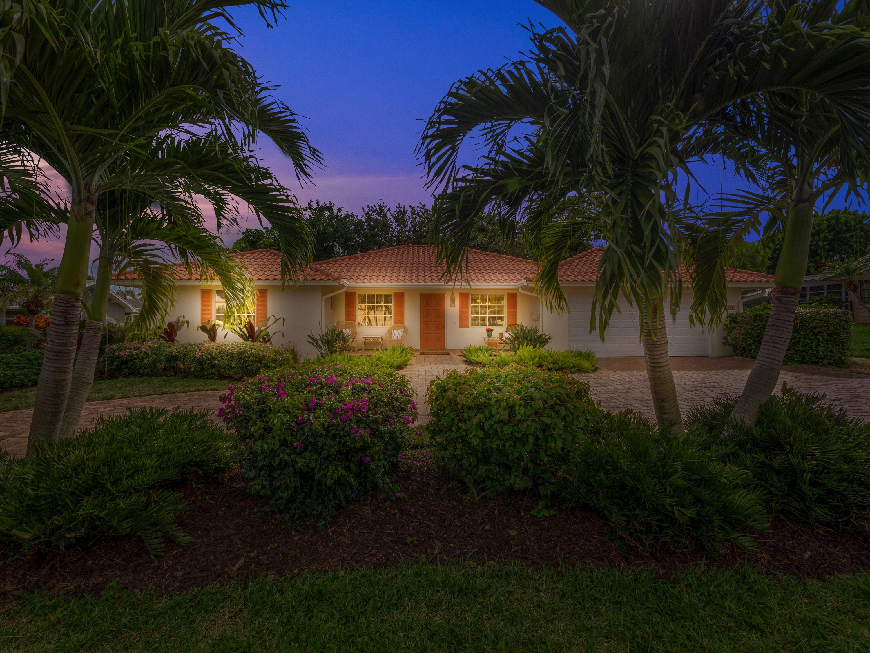8574 Southeast Seagrape Way Hobe Sound, FL 33455 - Photo 7 of 38 Circular driveway
