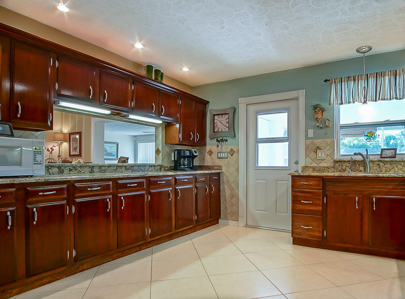 290 Southwest Harbor Street Stuart, FL 34997 - Photo 2 of 35 2E732A0E-23DD-48FC-BC69-79AA2CE29F63
