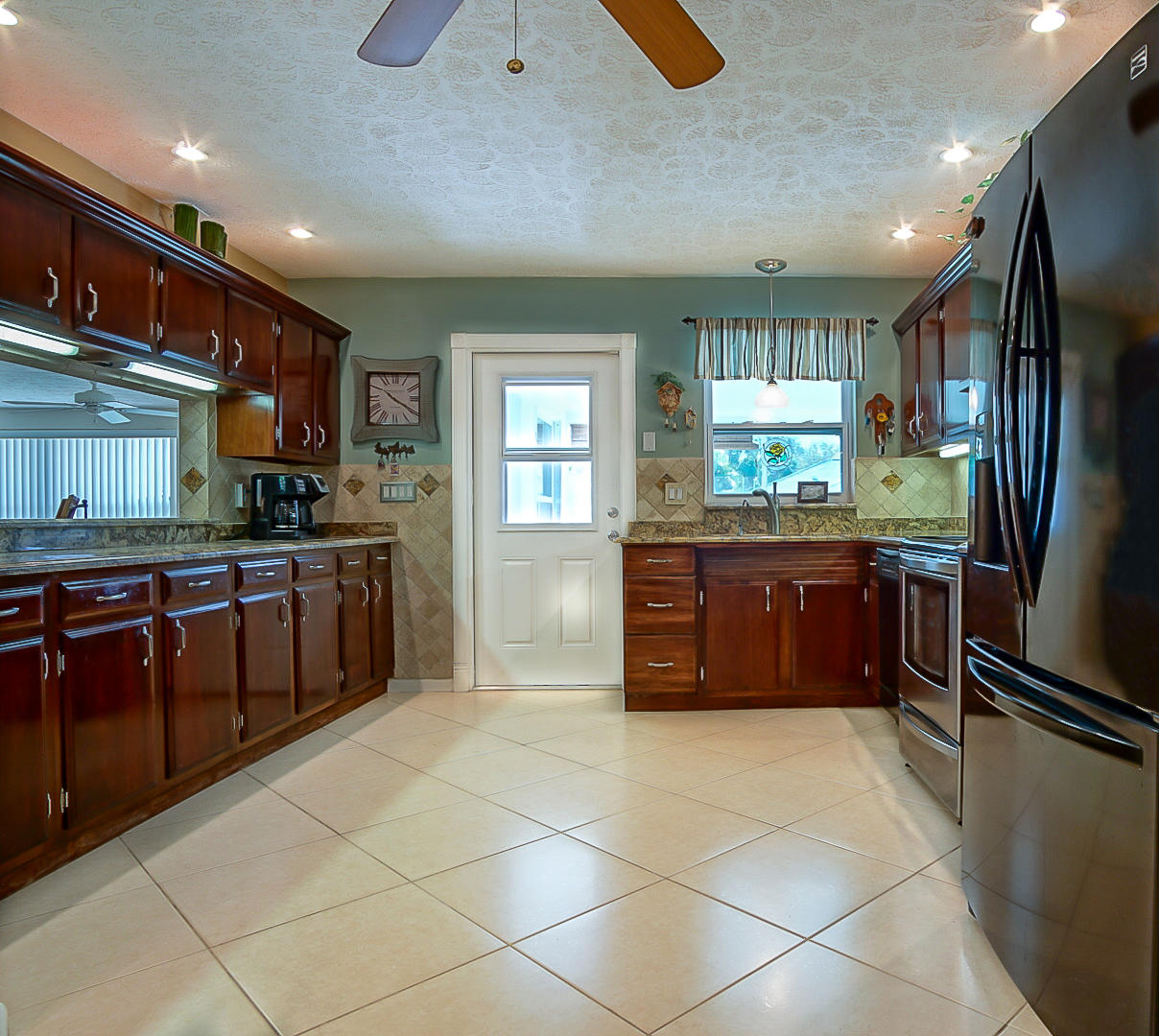 290 Southwest Harbor Street Stuart, FL 34997 - Photo 9 of 35 AD7D478B-402E-4279-ACB8-F43C694AF43E