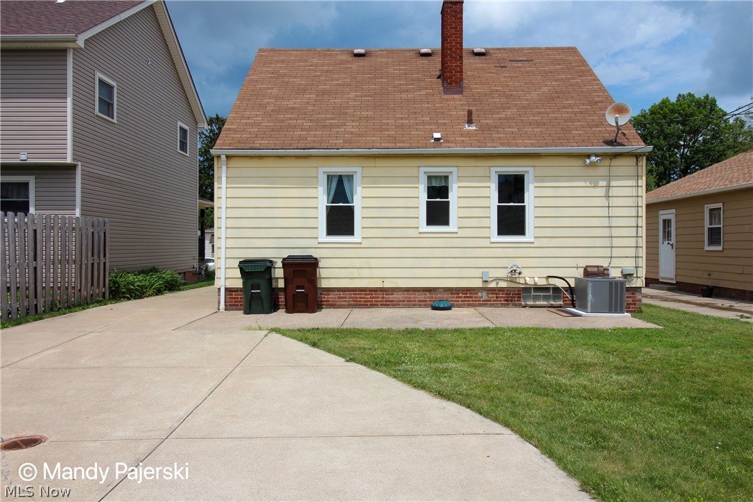 6407 Ridgewood Avenue Parma, OH 44129 - Photo 4 of 34
