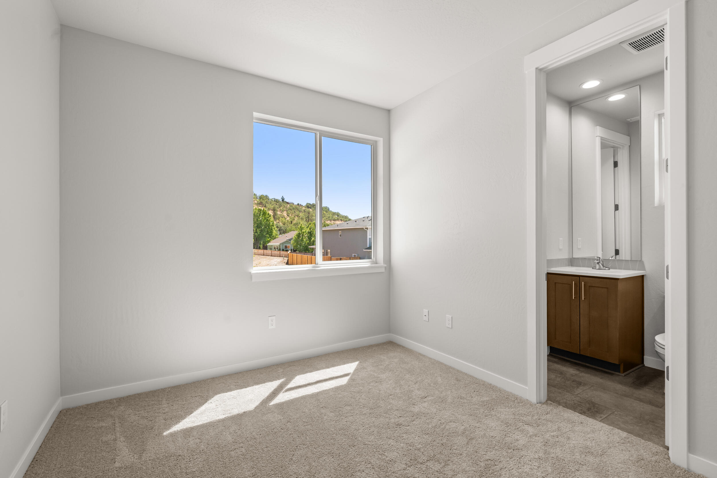 1141 Pumpkin Ridge, Unit 320 Eagle Point, OR 97524 - Photo 18 of 25 an empty room with windows and closet