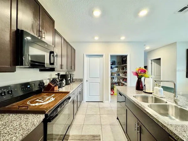 $3,200 | 7309 Canterbury Bells Court, Tampa, FL 33619