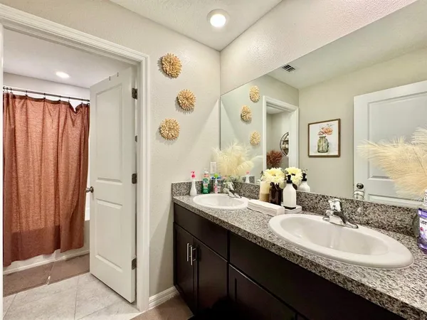 $3,200 | 7309 Canterbury Bells Court, Tampa, FL 33619
