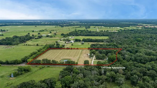 an aerial view of a houses with outdoor space and view of lake