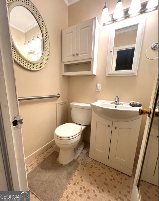 415 Riddleville Road Sandersville, GA 31082 - Photo 15 of 19 a bathroom with a toilet a sink and a mirror