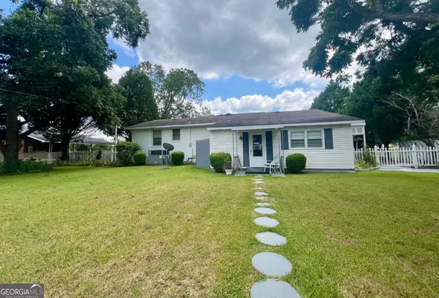 a view of a house with a backyard