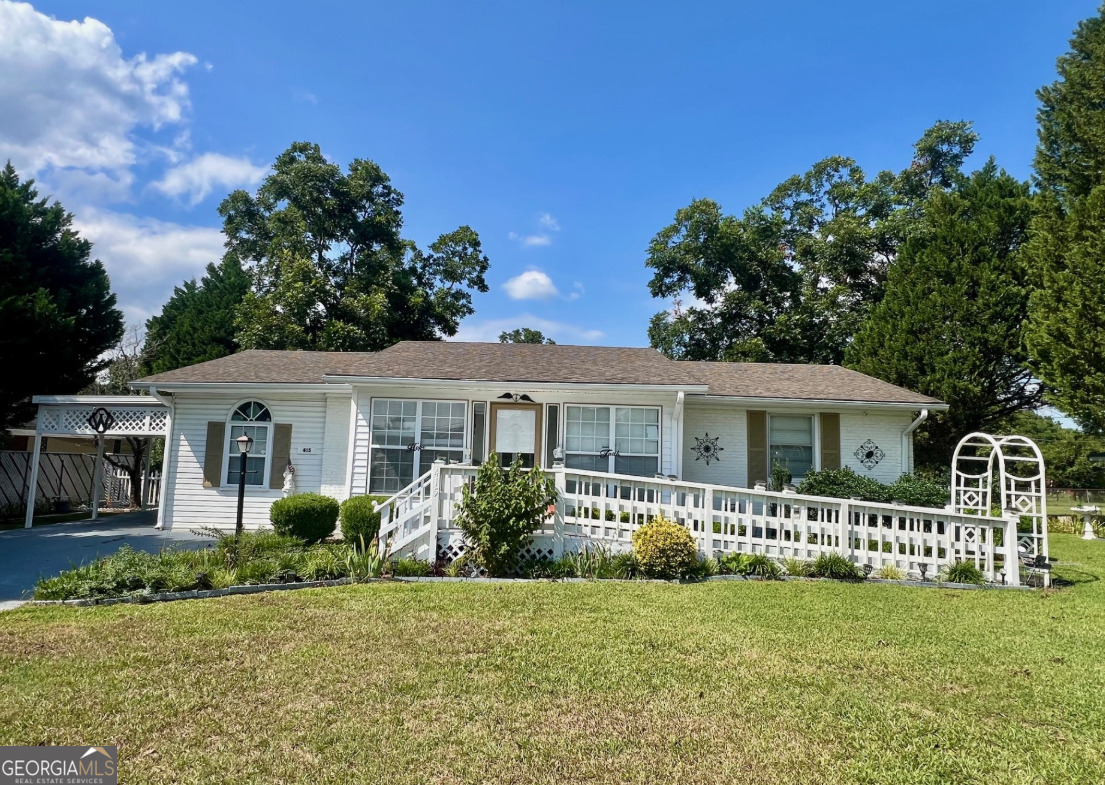 415 Riddleville Road Sandersville, GA 31082 - Photo 4 of 19 a front view of a house with a garden