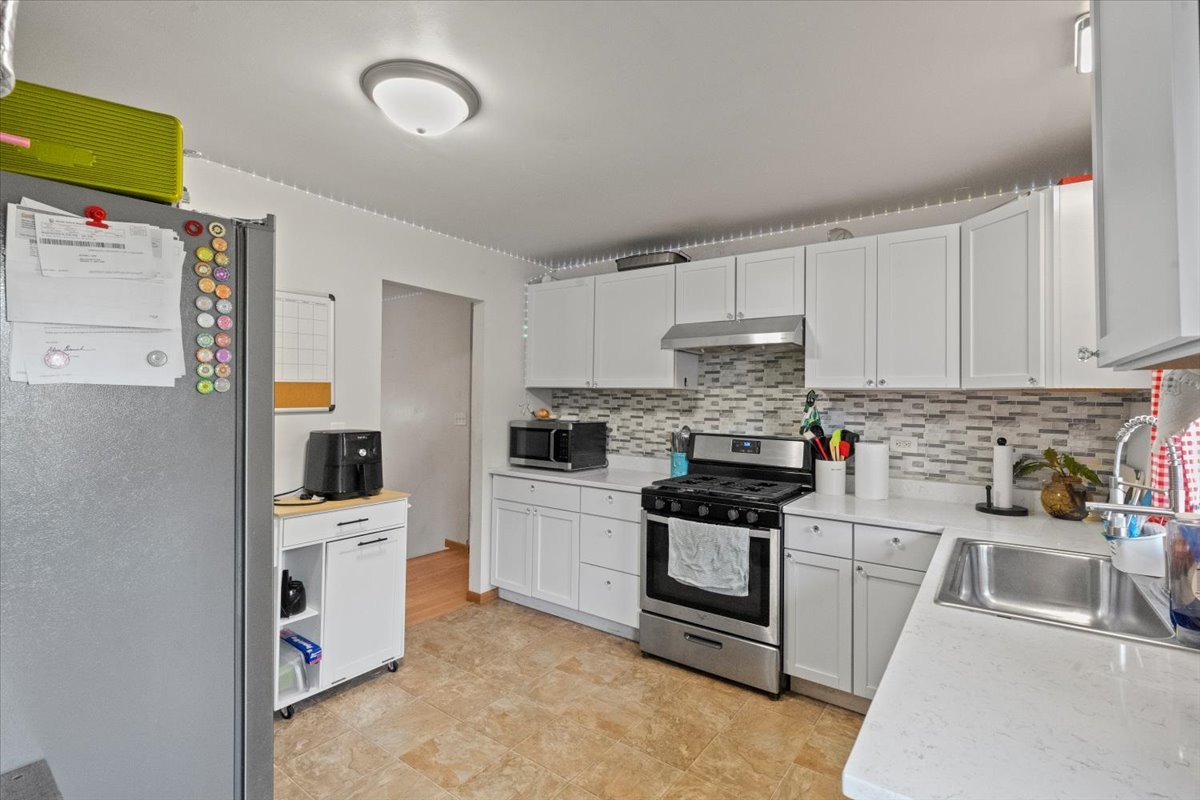 3507 Atlantic Avenue Gurnee, IL 60031 - Photo 11 of 33 a kitchen with stainless steel appliances a stove sink and refrigerator