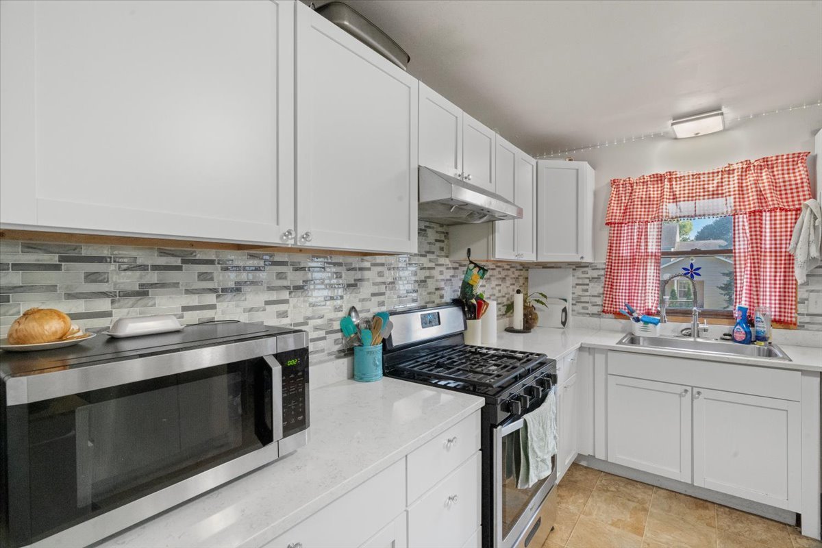 3507 Atlantic Avenue Gurnee, IL 60031 - Photo 14 of 33 a kitchen with a stove and a sink