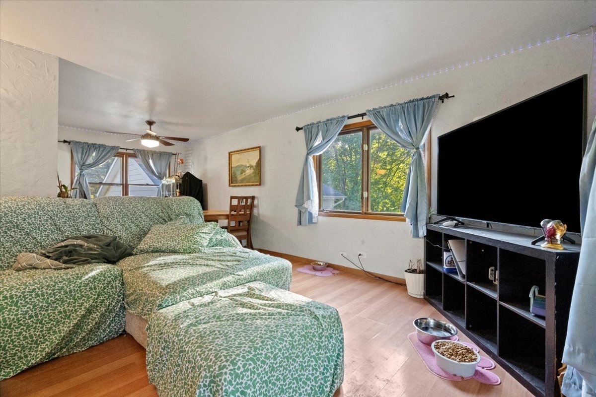 3507 Atlantic Avenue Gurnee, IL 60031 - Photo 8 of 33 a living room with furniture and a flat screen tv