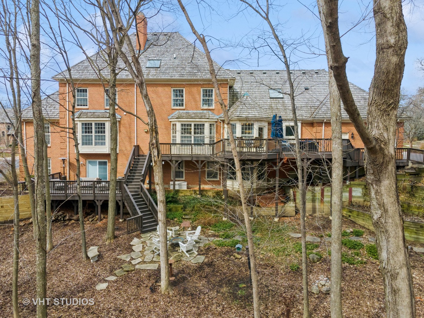 705 Fox Glen Drive St. Charles, IL 60174 - Photo 41 of 49 a backyard of a house with table and chairs