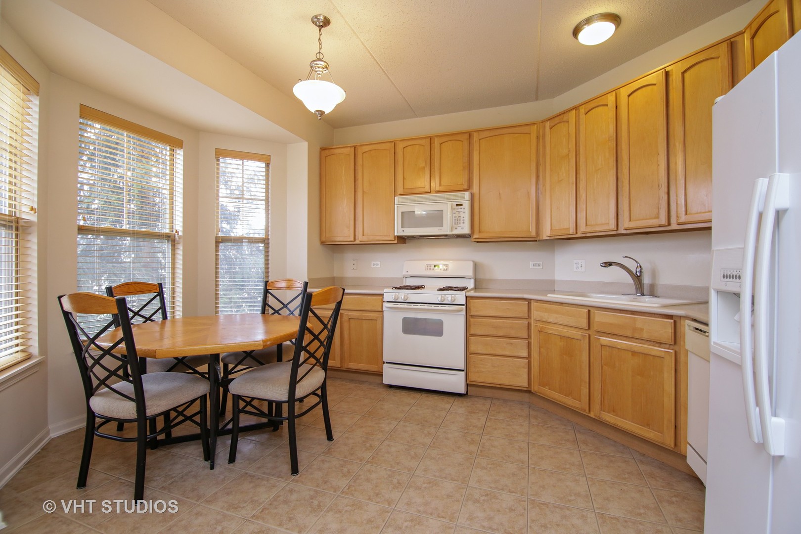 660 Prestwick Lane, Unit 207 Wheeling, IL 60090 - Photo 2 of 16