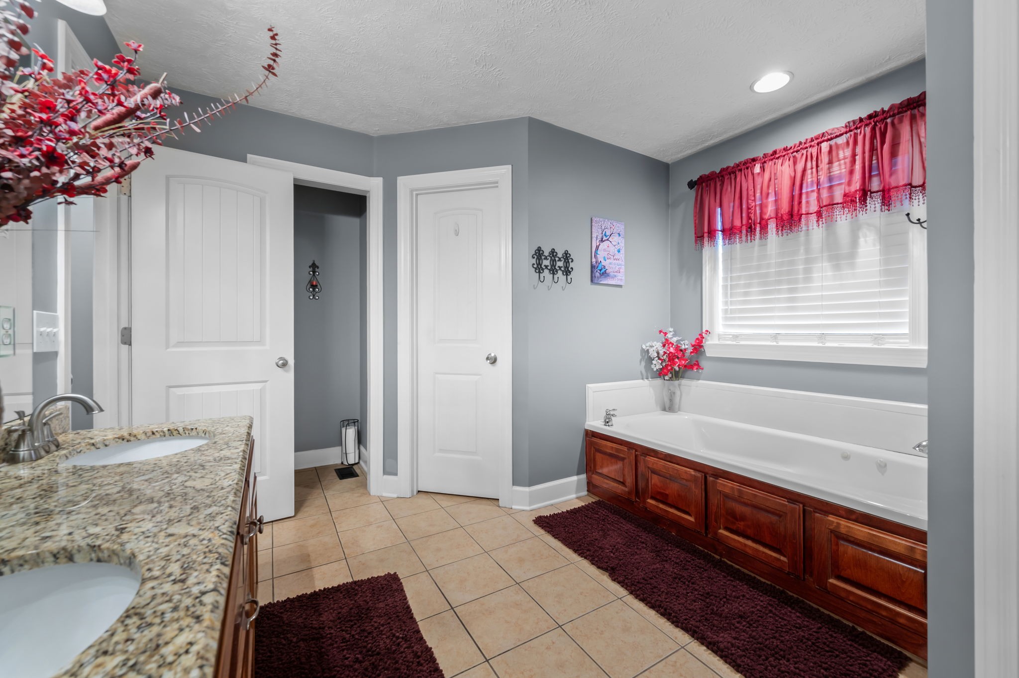 201 Oak Hollow Road Manchester, TN 37355 - Photo 22 of 43 a hallway with a large mirror and a sink