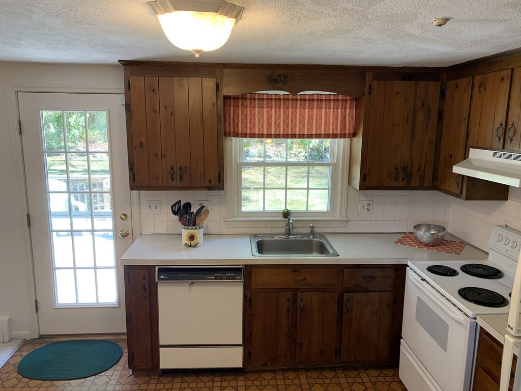 81 Locust Street Bellingham, MA 02019 - Photo 5 of 18 Gallery Image 5