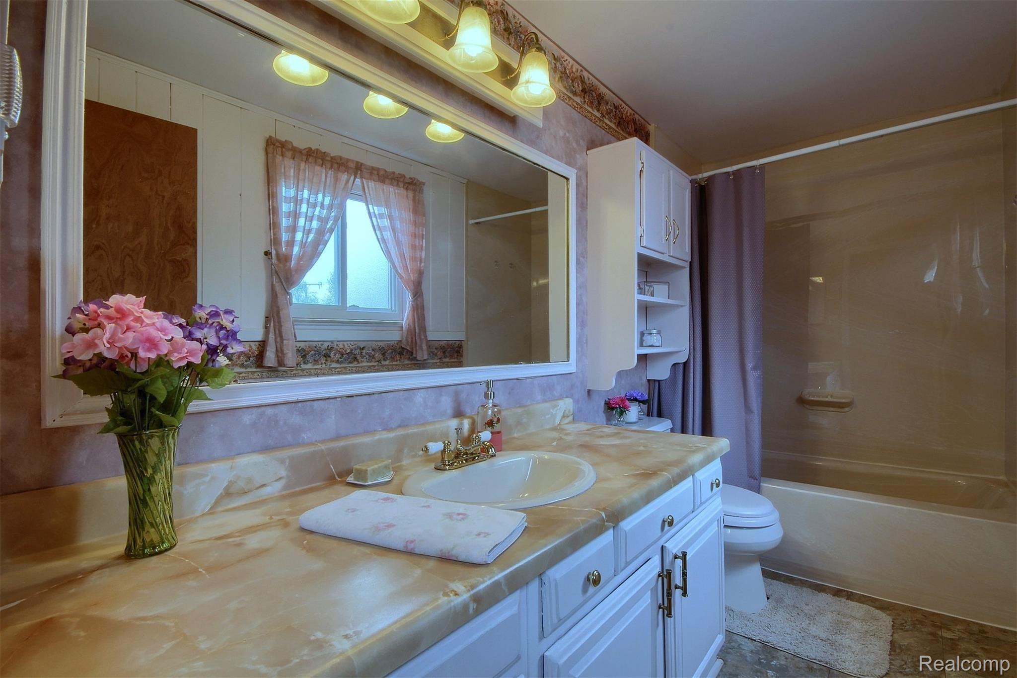 21826 Wick Road Taylor, MI 48180 - Photo 24 of 31 24-Bathroom.jpg