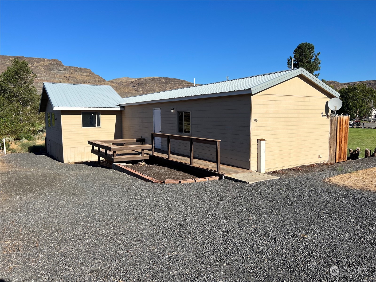 910 River Drive Quincy, WA 98848 - Photo 2 of 15 a view of a house with a yard
