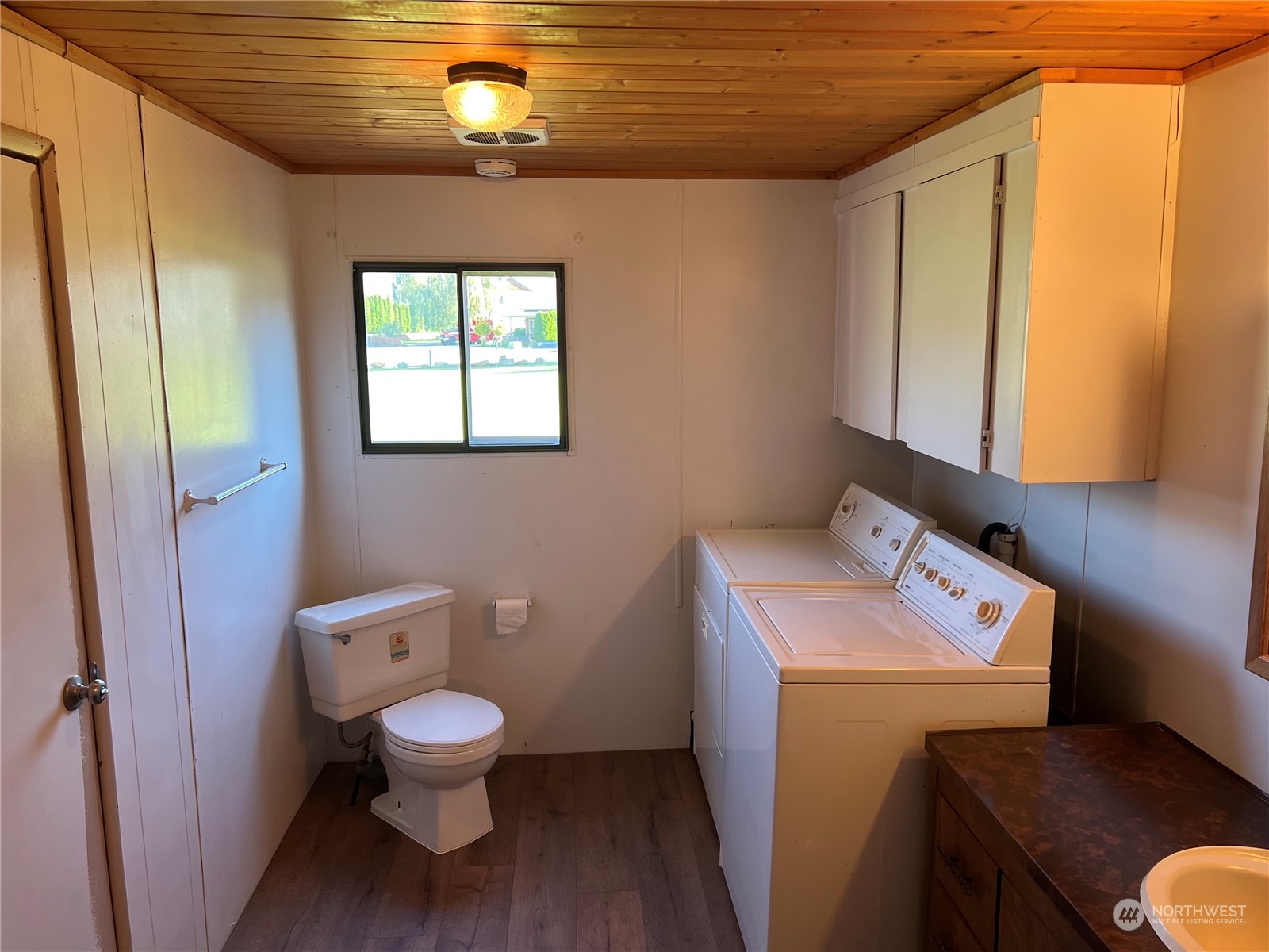 910 River Drive Quincy, WA 98848 - Photo 9 of 15 a bathroom with a toilet a sink and a mirror