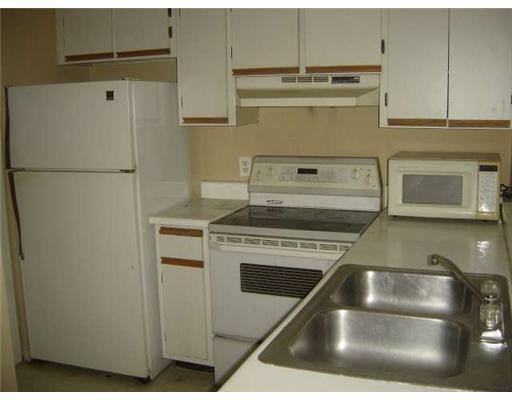 560 South Park Road, Unit 117 Hollywood, FL 33021 - Photo 4 of 8 a close view of stove