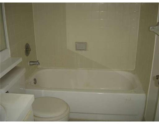 560 South Park Road, Unit 117 Hollywood, FL 33021 - Photo 7 of 8 a bathroom with a bathtub
