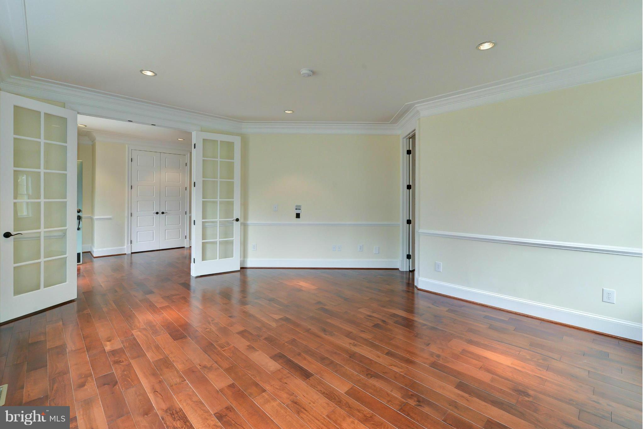 3309 Russell Road Alexandria, VA 22305 - Photo 6 of 30 Living Room