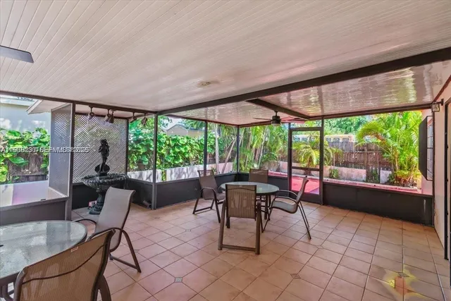 a view of a backyard