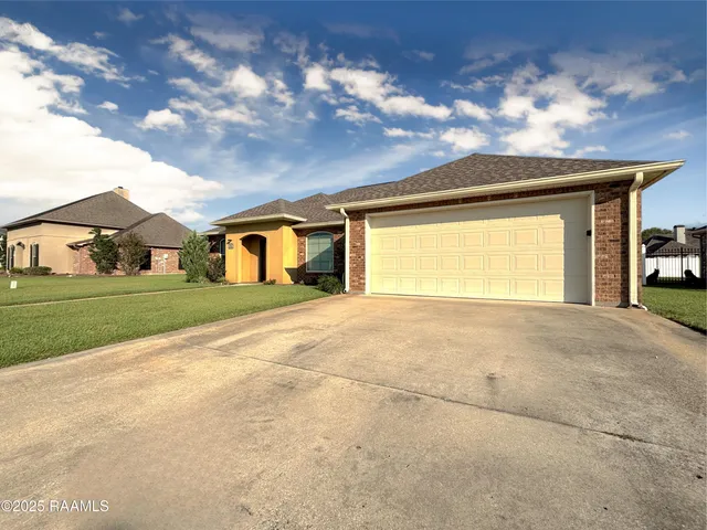 $367,800 | 603 Point Pleasant Drive, Berwick, LA 70342