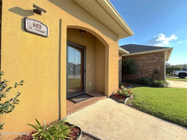 $367,800 | 603 Point Pleasant Drive, Berwick, LA 70342