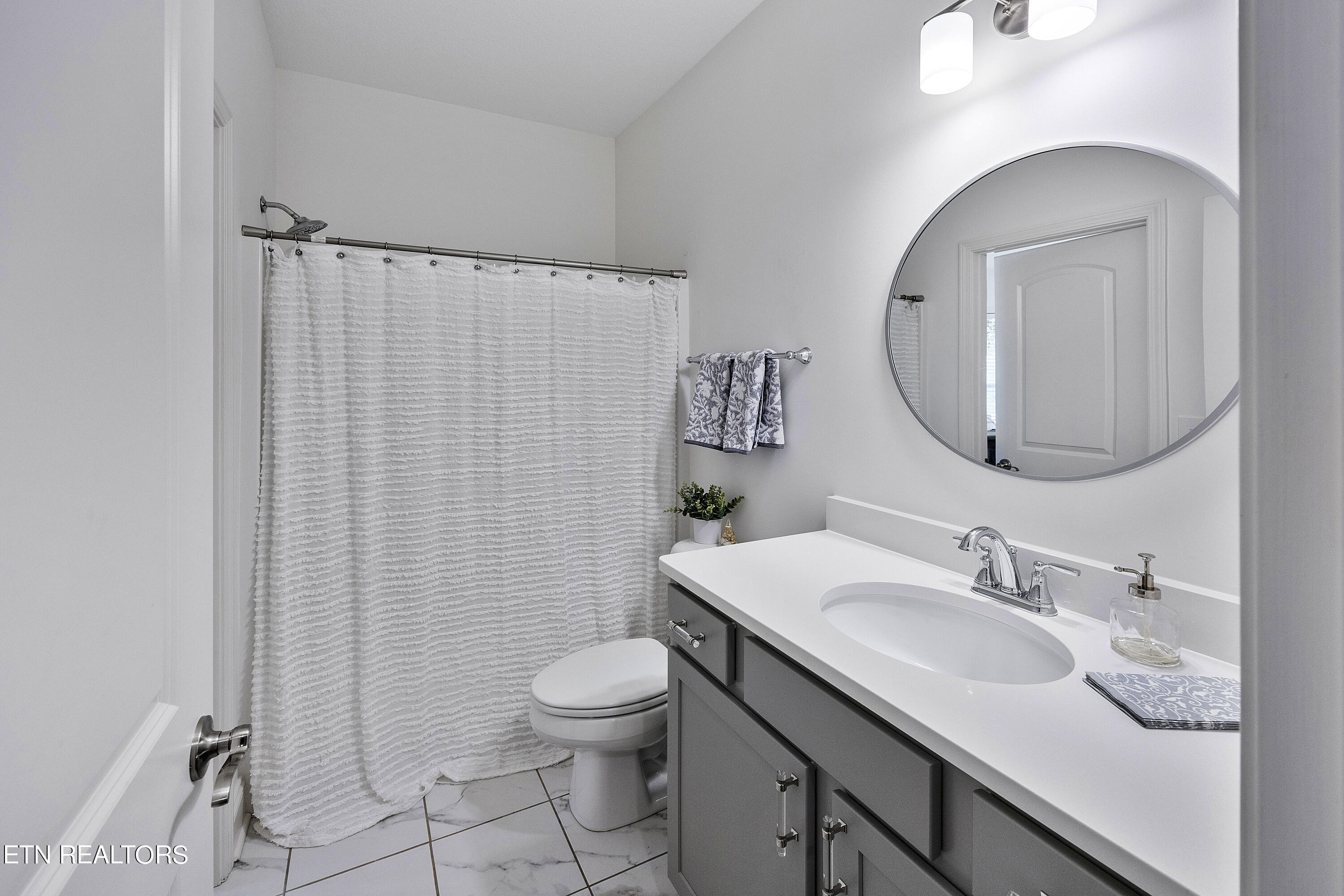 1542 Ridge Climber Road Knoxville, TN 37922 - Photo 23 of 35 Bathroom 2