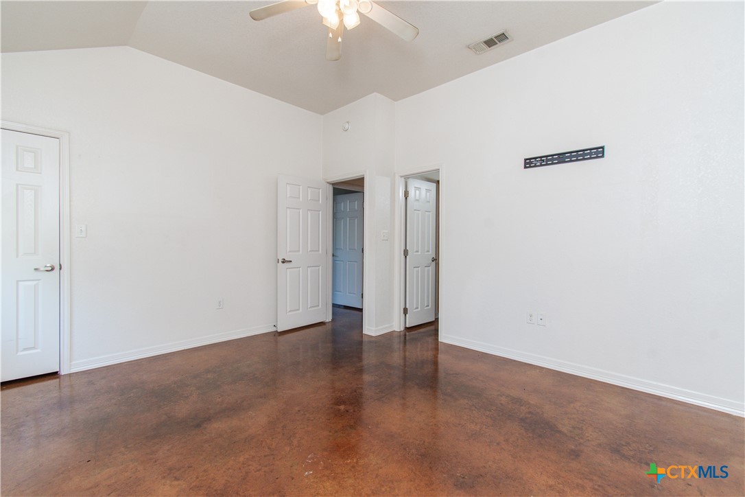 3104 Baldwin Loop, Unit B Killeen, TX 76549 - Photo 17 of 19 an empty room with an entryway