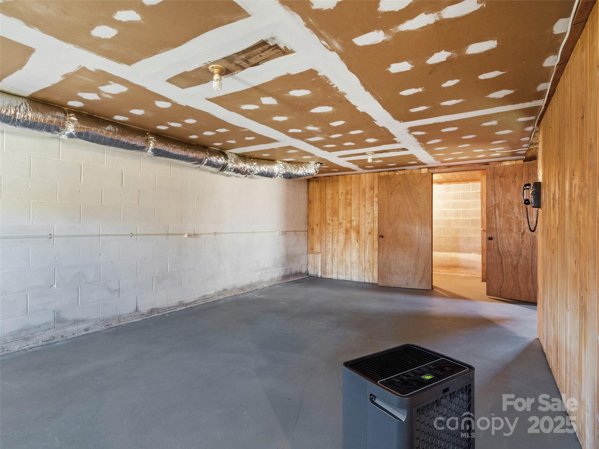 1879 White Oak Road Burnsville, NC 28714 - Photo 23 of 37 a view of an empty room
